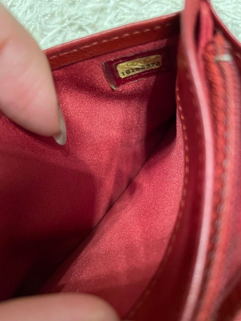 CHANEL 赤い花柄エンボス長財布