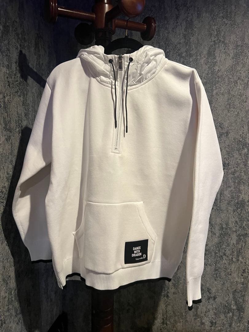 DANCE WITH DRAGONダンスウィズドラゴンホワイトフード付きセーター