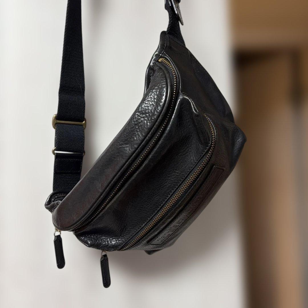 FELISIフェリージオールブラックレザーボディバッグ