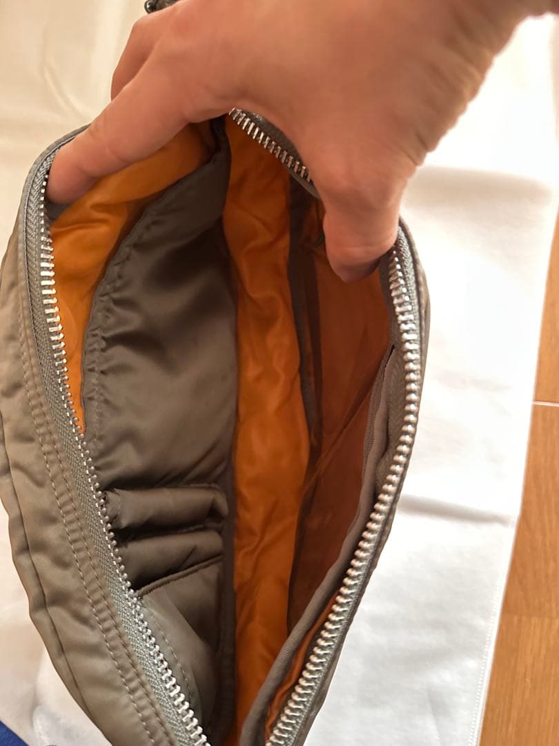 美品 ポータータンカーショルダーバッグハーフムーンシルバーグレー