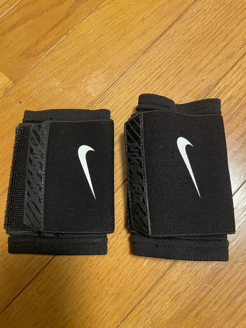 【冬場の素振り、打ち込みに】　ナイキ　圧着リストバンド　ラスト一品