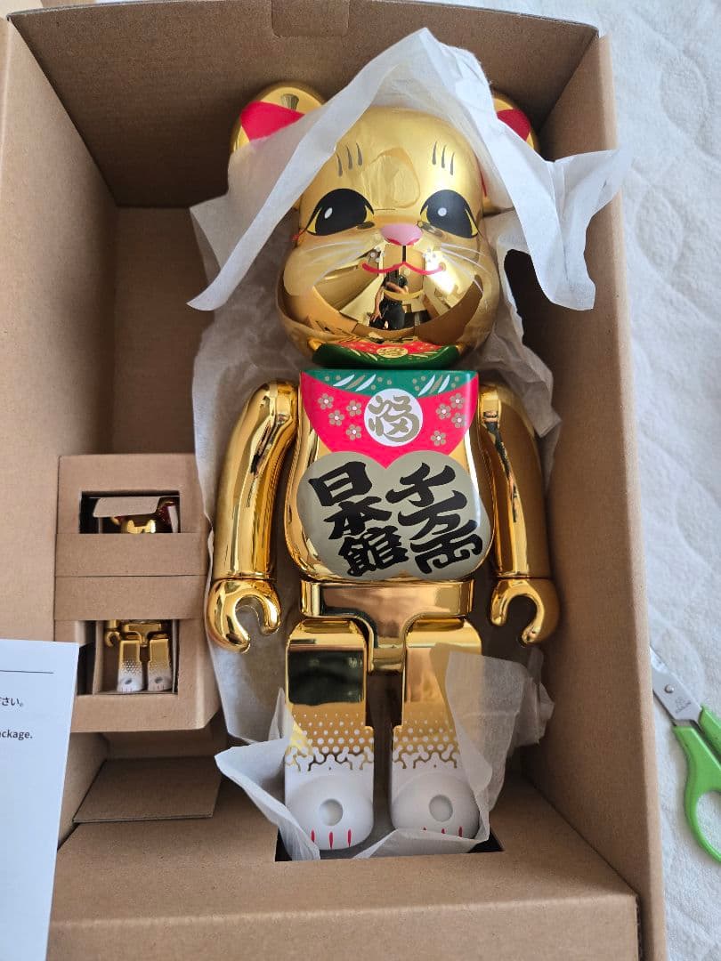 BE@RBRICK 日本館 関西万博 招き猫 大阪万博 ベアブリック 金色 - メルカリ