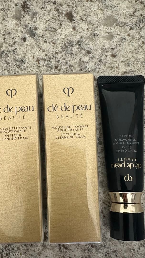 クレドポーボーテ　タンクレームエクラn オークル10