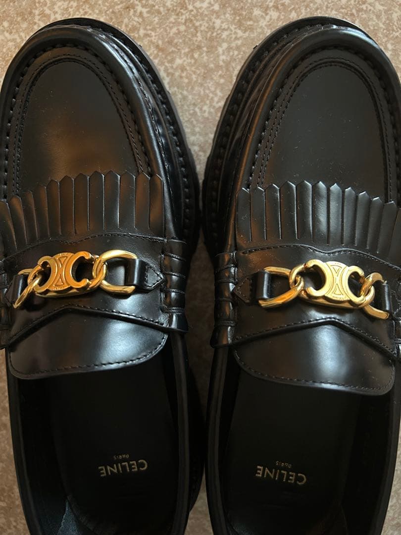 トリオンフチェーン付き CELINE マーガレット ローファー