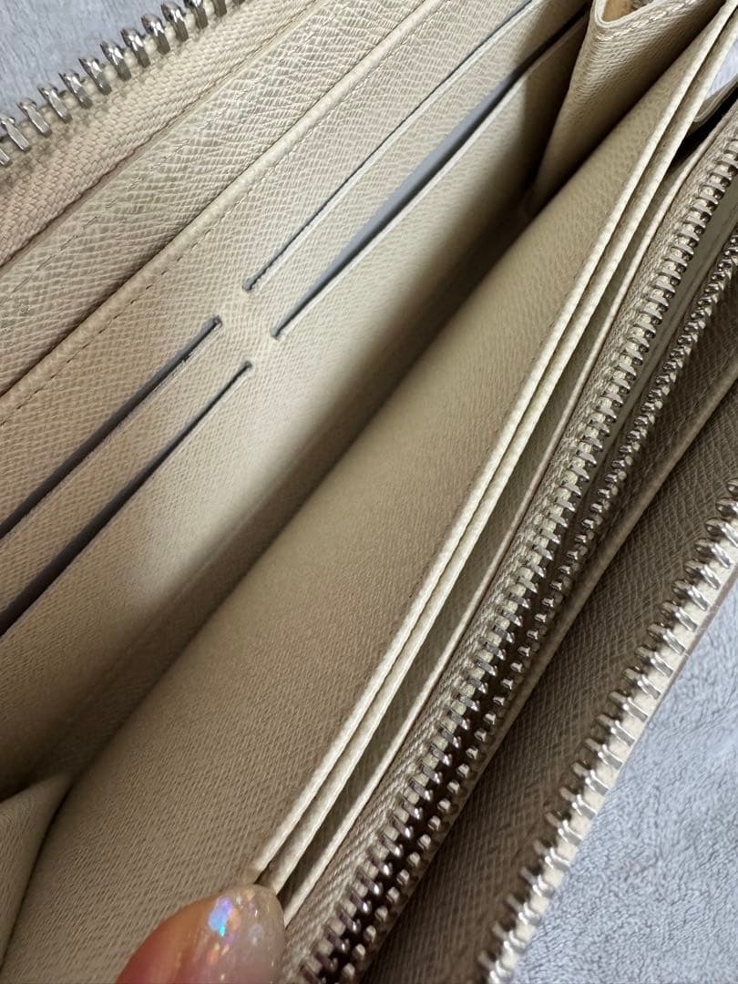 ルイヴィトンエピ長財布ジッピーウォレット ラウンドファスナーオフホワイト