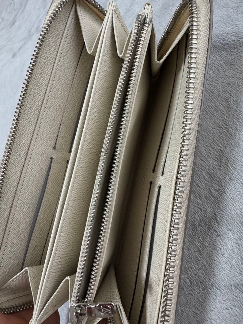 ルイヴィトンエピ長財布ジッピーウォレット ラウンドファスナーオフホワイト