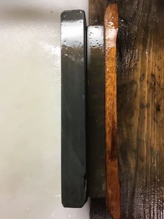 大判天然砥石(黒砥石)人造仕上げ砥石台座付き(黒砥石)