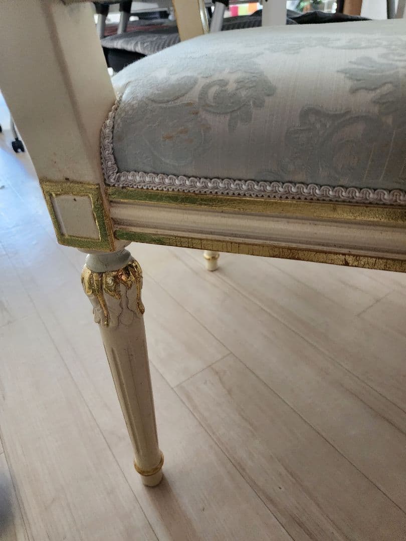 クラシックスタイルの水色の椅子