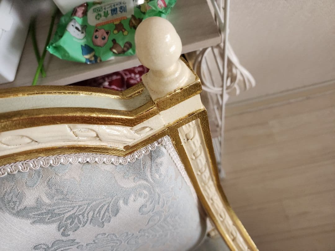 クラシックスタイルの水色の椅子