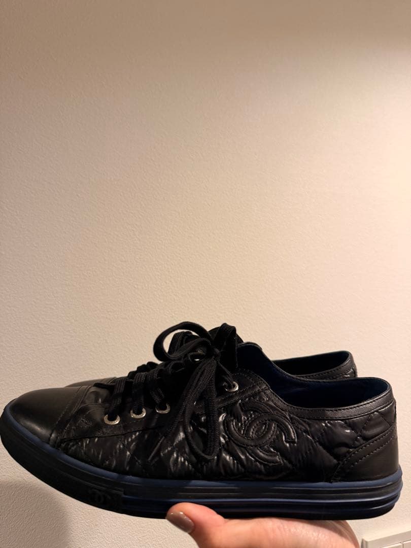 CHANEL ブラックレザー ロゴスニーカー