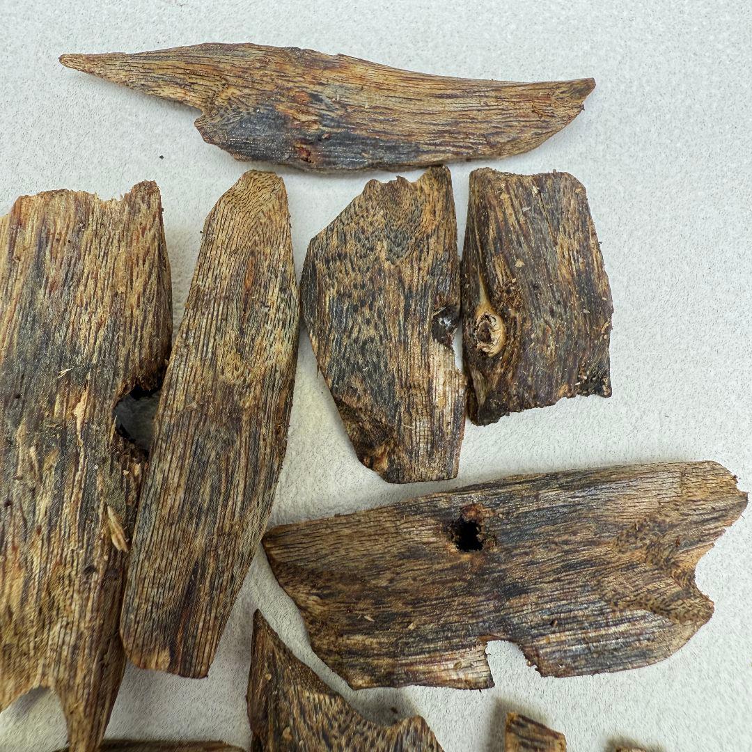 R001 天然沈香木詰め合わせ　20.3g