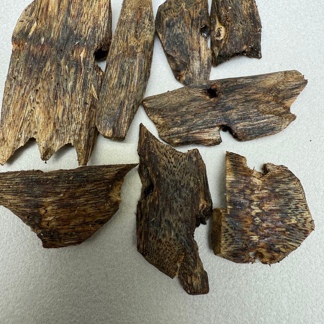 R001 天然沈香木詰め合わせ　20.3g