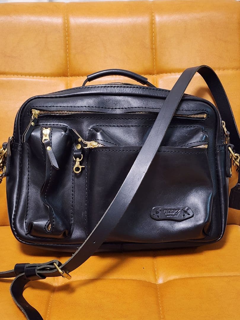 【極美品】HERZ　黒　レザー 2wayショルダーバッグ 4ポケット