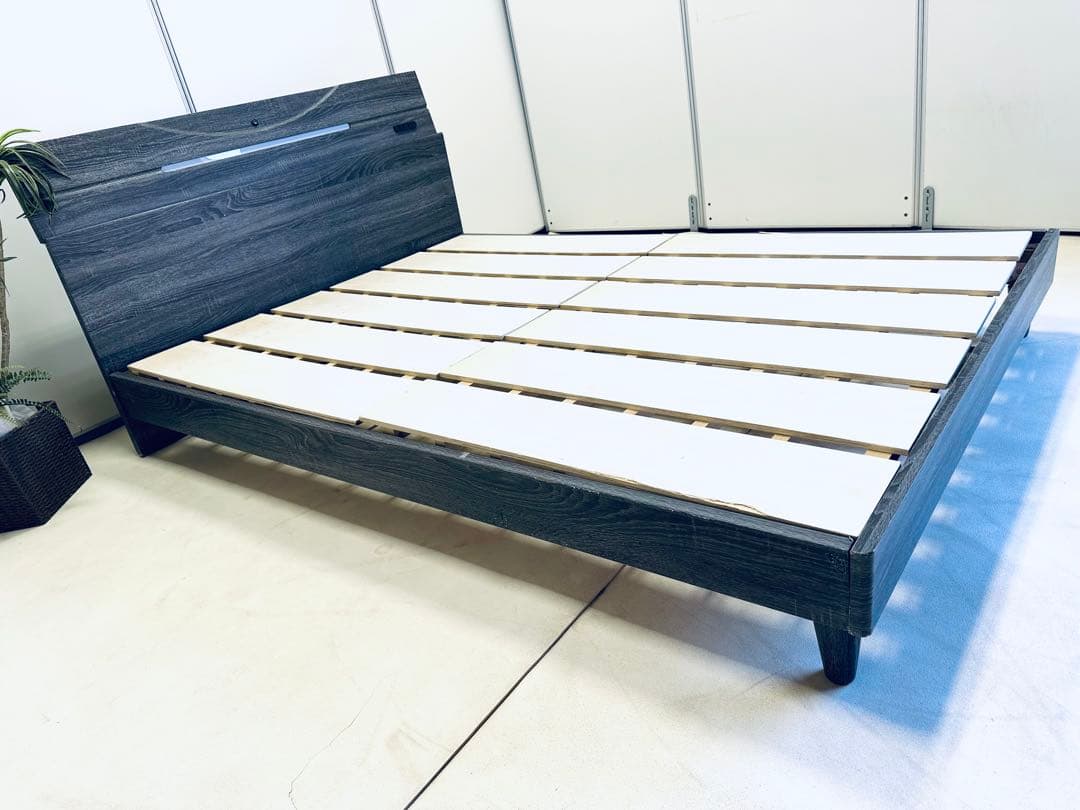 ダブルベッドフレーム LEDライト付き