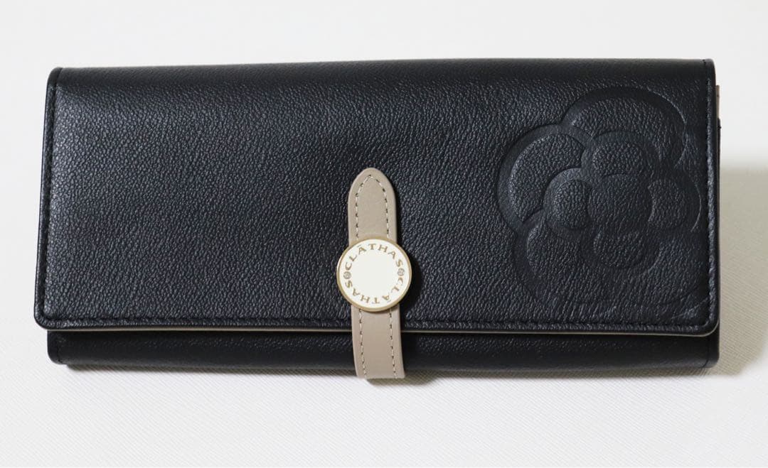 《クレイサス》新品 ポケット多数 大きなカメリア 型押しレザー かぶせ式長財布