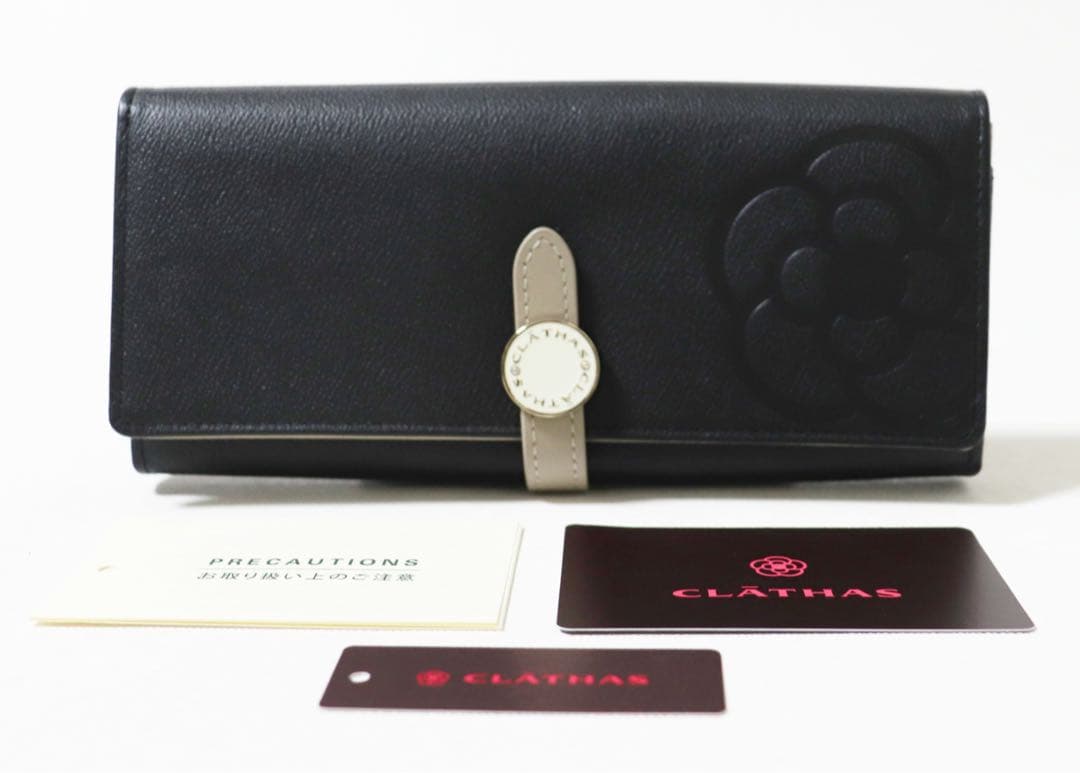 《クレイサス》新品 ポケット多数 大きなカメリア 型押しレザー かぶせ式長財布