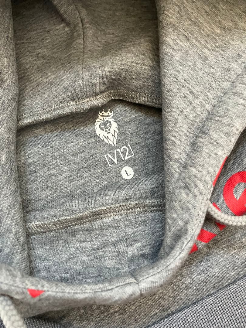 V12 メンズパーカー 新品　Lサイズ