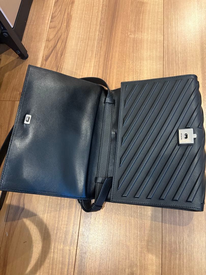 バレンシアガ　ブラックショルダーバッグ ジグザグパターン