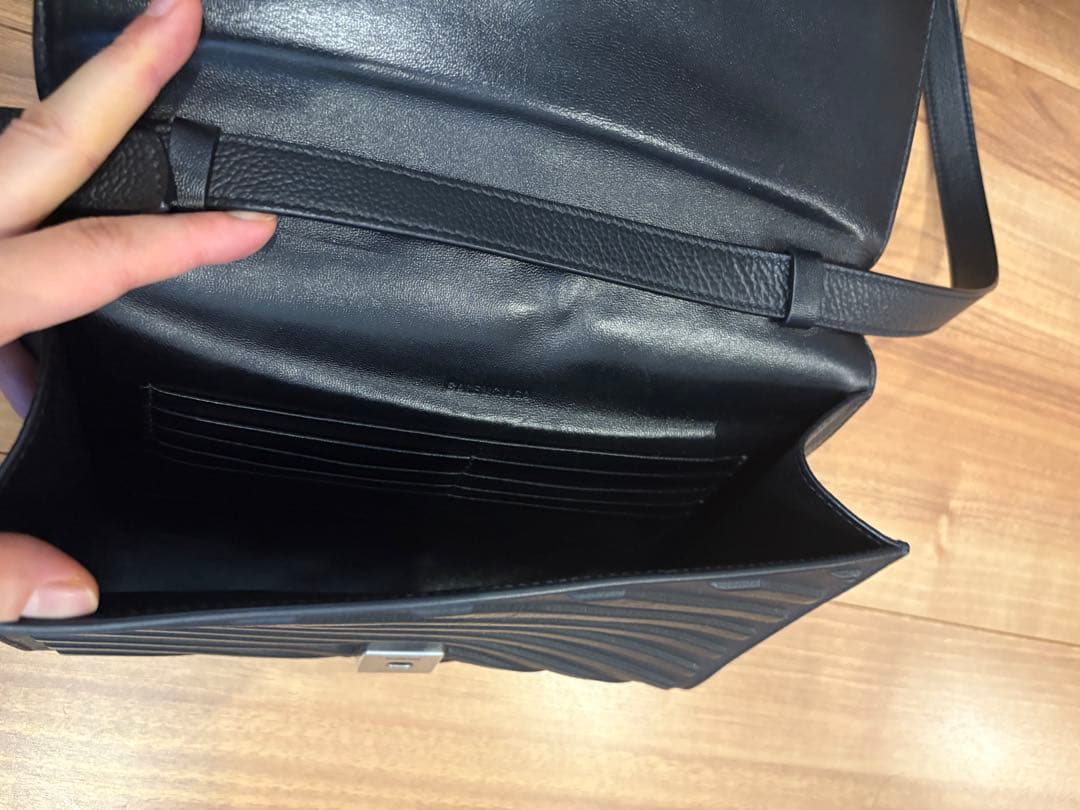 バレンシアガ　ブラックショルダーバッグ ジグザグパターン