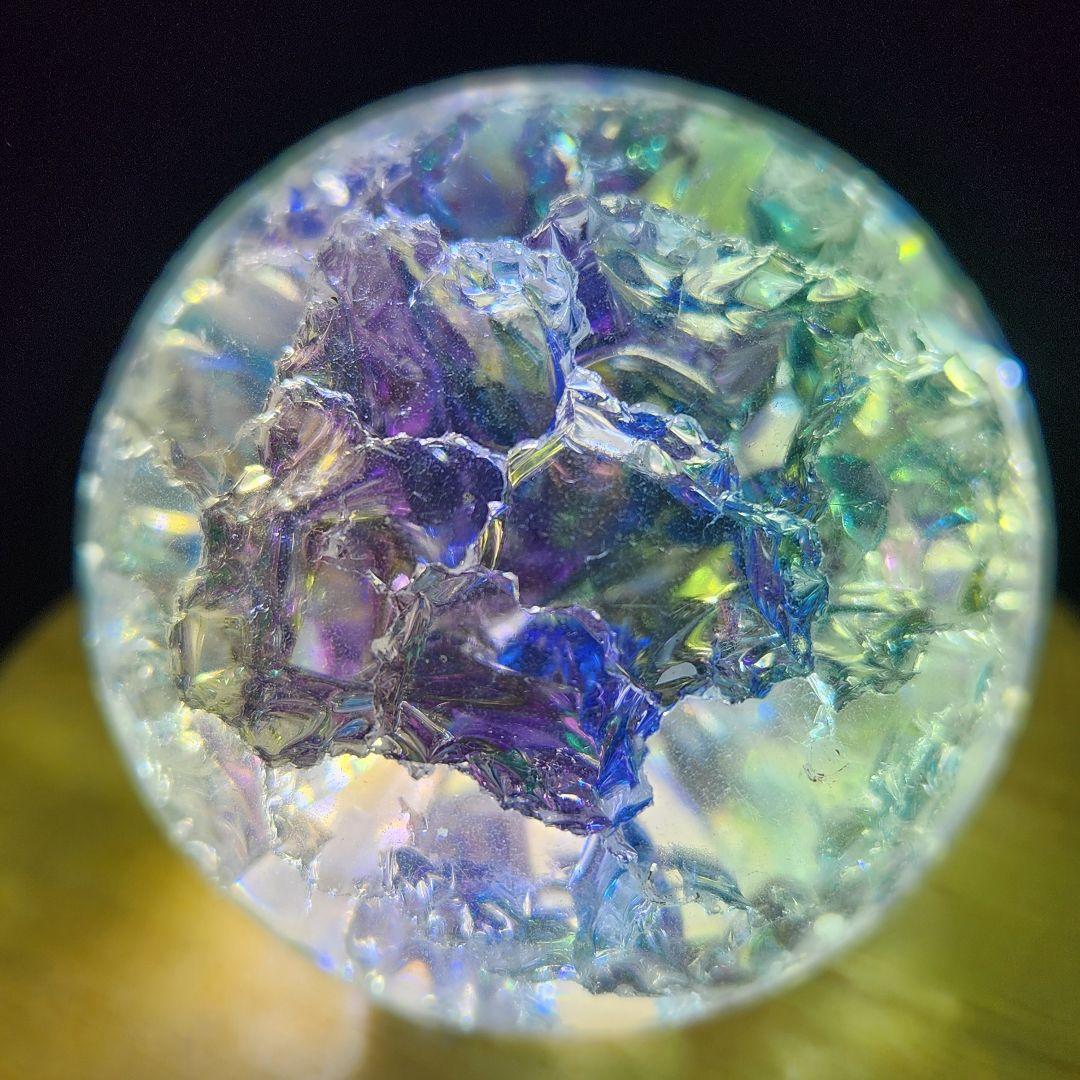 癒し【新品】エンジェルオーラクラック水晶スフィア約50ミリ★ 自動回転台座付き！