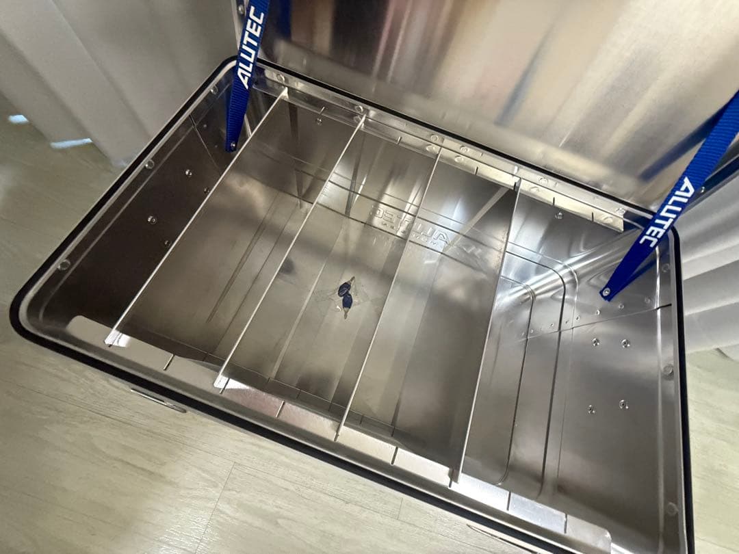 【黒スタンド付　中仕分け】アルテックアルミコンテナ 48L ユニバーサルスタンド