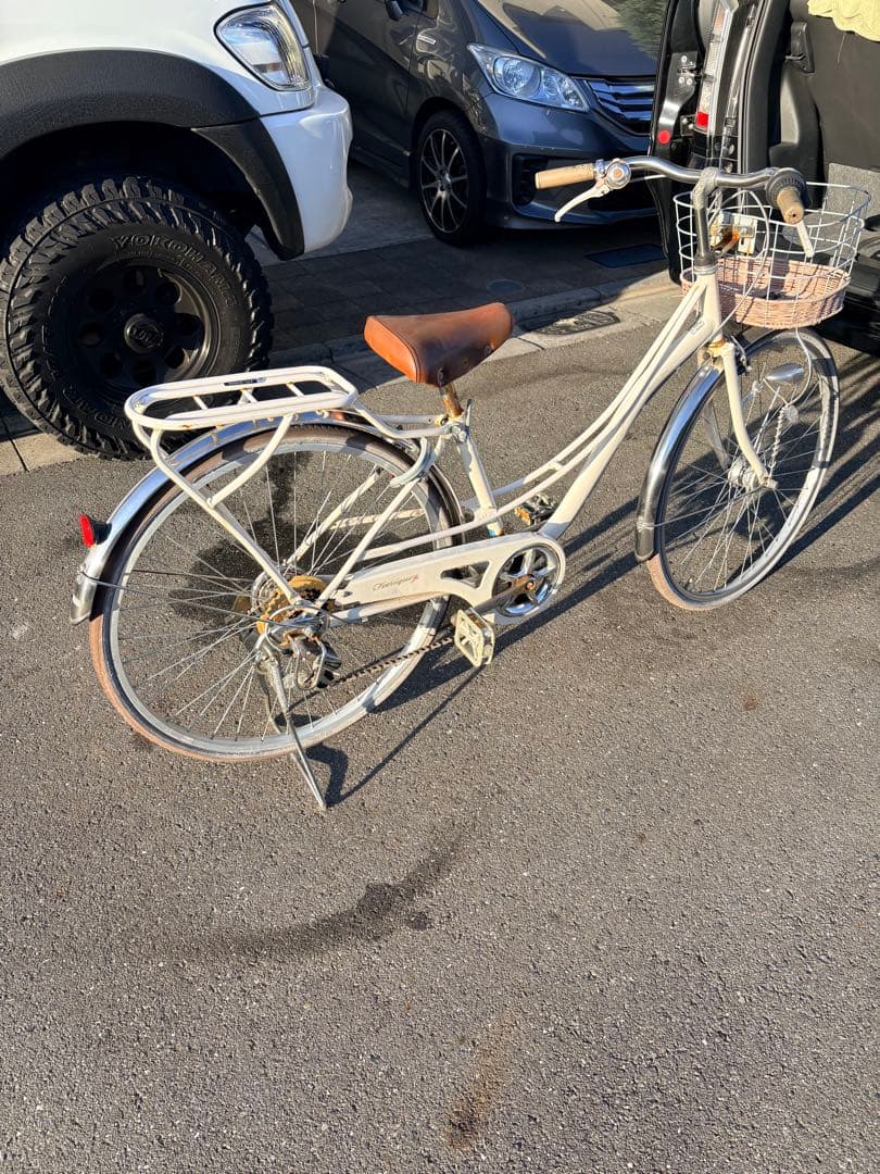 クリーム色 シティサイクル 前面バスケット付き 自転車