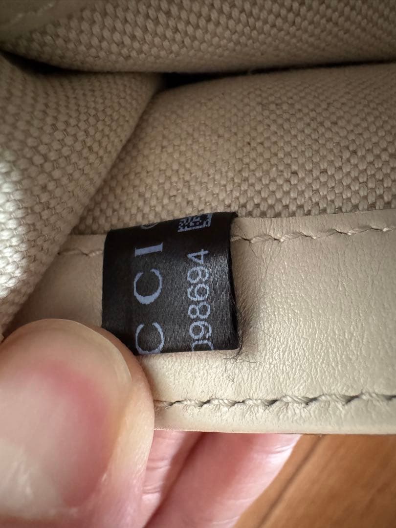 GUCCI ショルダーバッグ GGエンボス レザー メッセンジャー