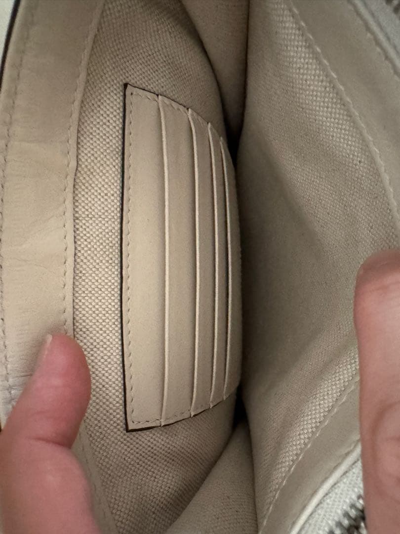 GUCCI ショルダーバッグ GGエンボス レザー メッセンジャー