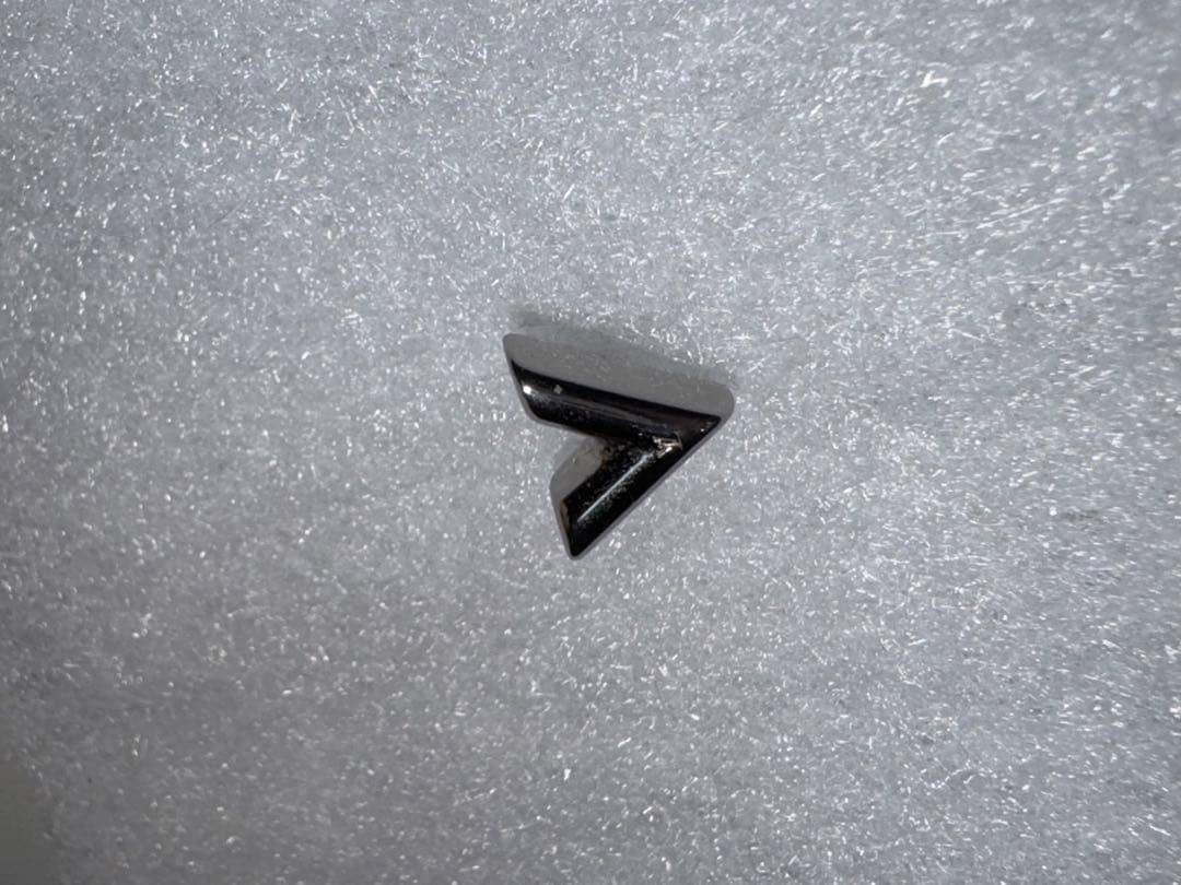 【LOUIS VUITTON】エセンシャルV（片耳）シルバー 箱&巾着付き