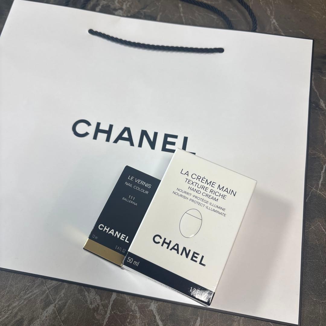 CHANEL LA CRÈME MAIN & LE VERNIS 111