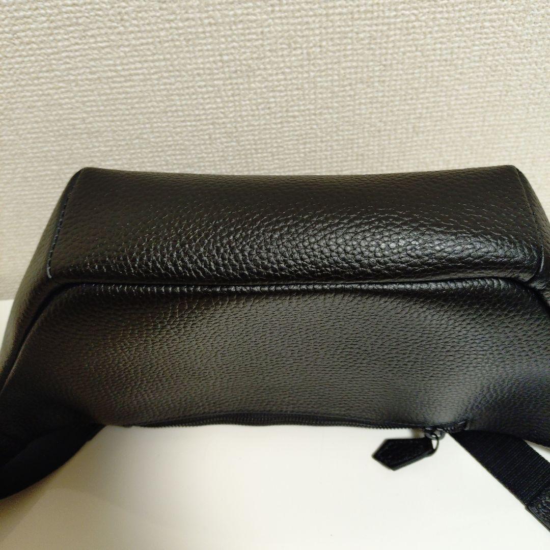 黒いレザー風ボディバッグ