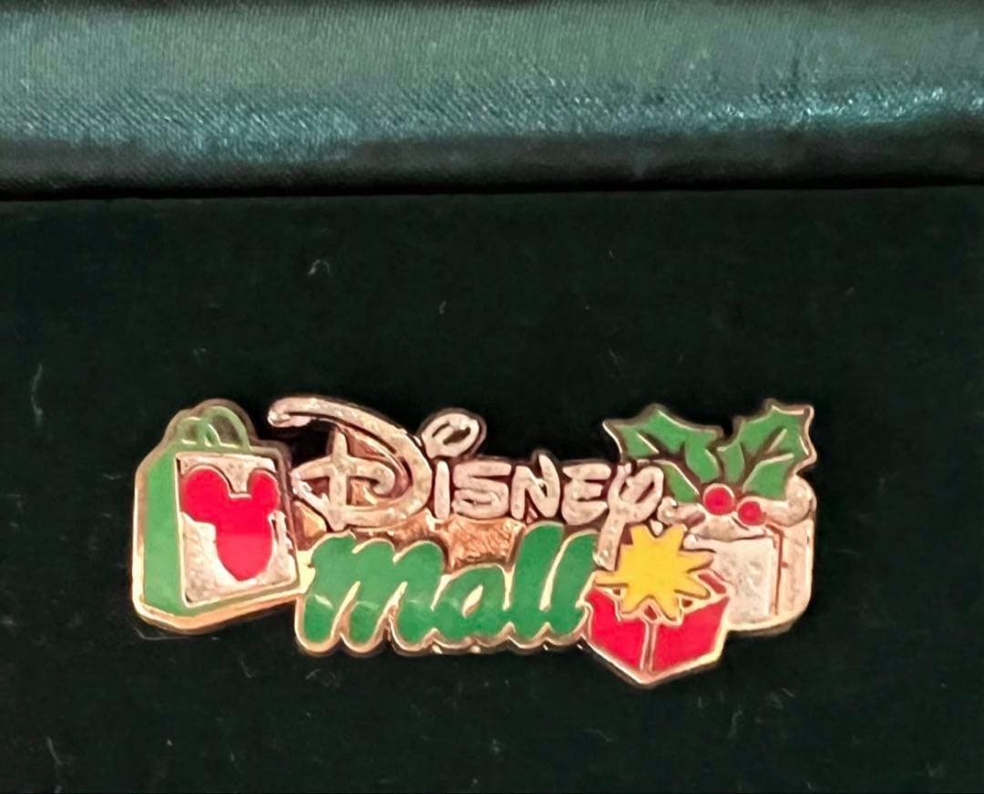 限定300】スティッチ クリスマス ピンバッジ Disney Store 箱付 - メルカリ