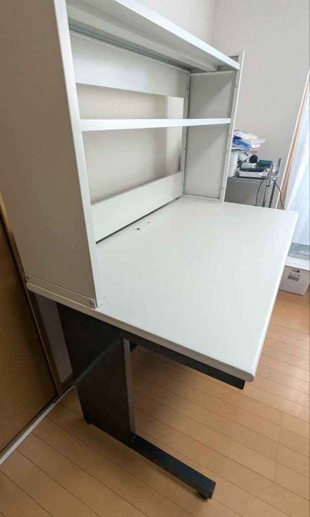PLUS オフィスデスク　勉強机　パソコンデスク　 幅140cm　机上ラック付き