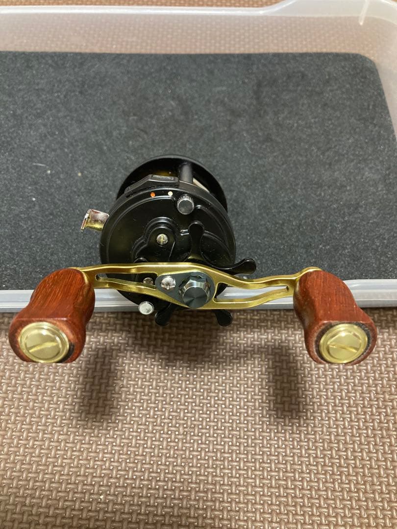 ダイワ　ミリオネア　gs-2000C 新品ウッドハンドルノブカスタム