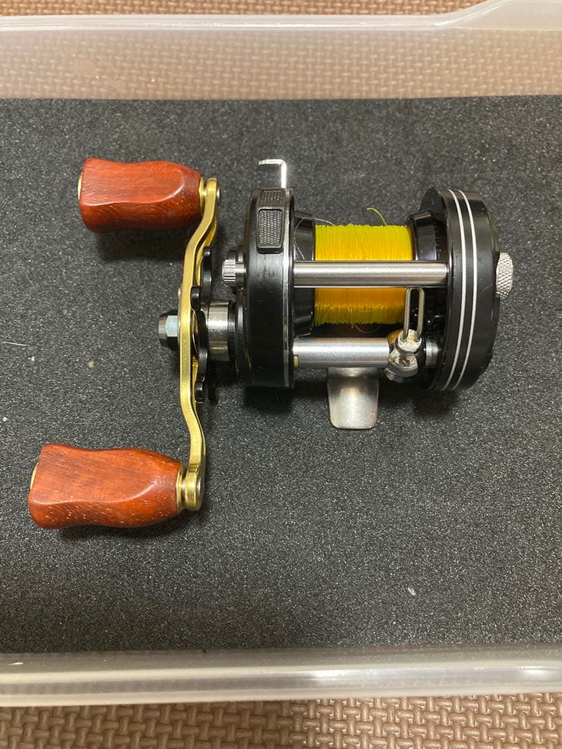 ダイワ　ミリオネア　gs-2000C 新品ウッドハンドルノブカスタム