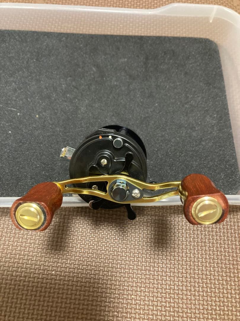 ダイワ　ミリオネア　gs-2000C 新品ウッドハンドルノブカスタム