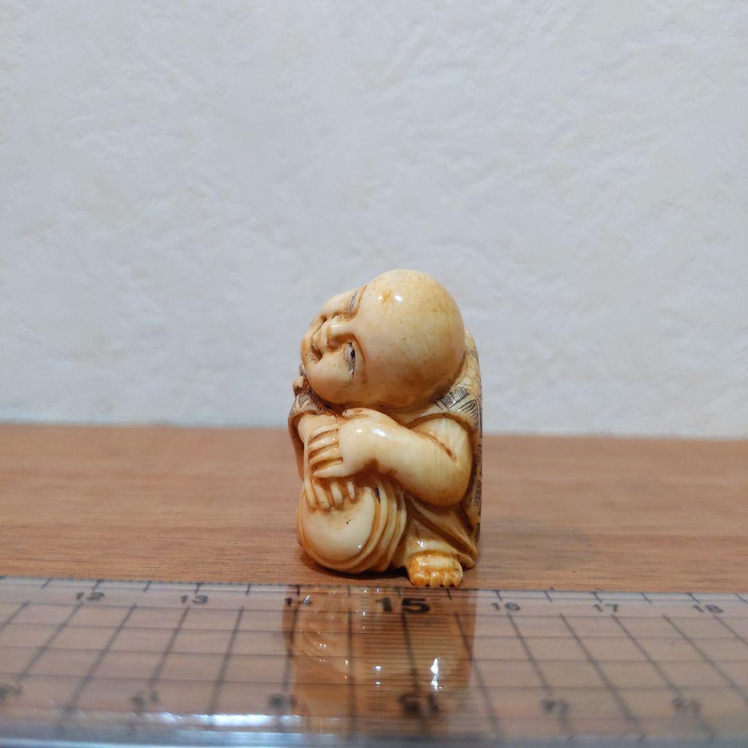 時代提物 人物根付 天然素材【首を傾げる小僧】高3.5cm 幅3cm 重さ24ｇ