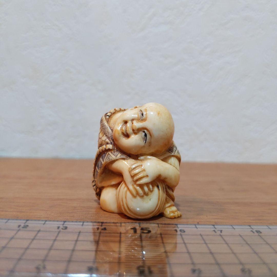 時代提物 人物根付 天然素材【首を傾げる小僧】高3.5cm 幅3cm 重さ24ｇ