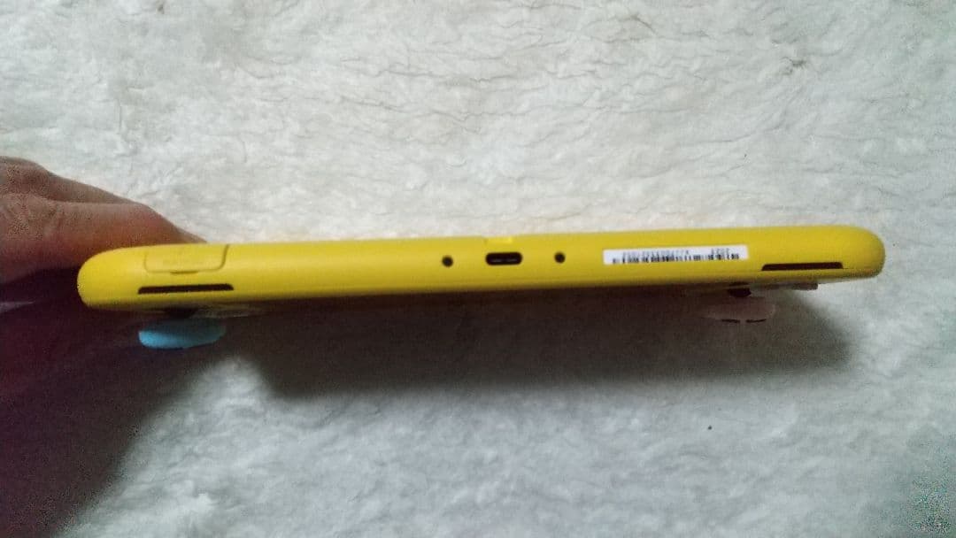 新品同様 NintendoSwitch Liteイエロー未使用に近いぴえんネコ