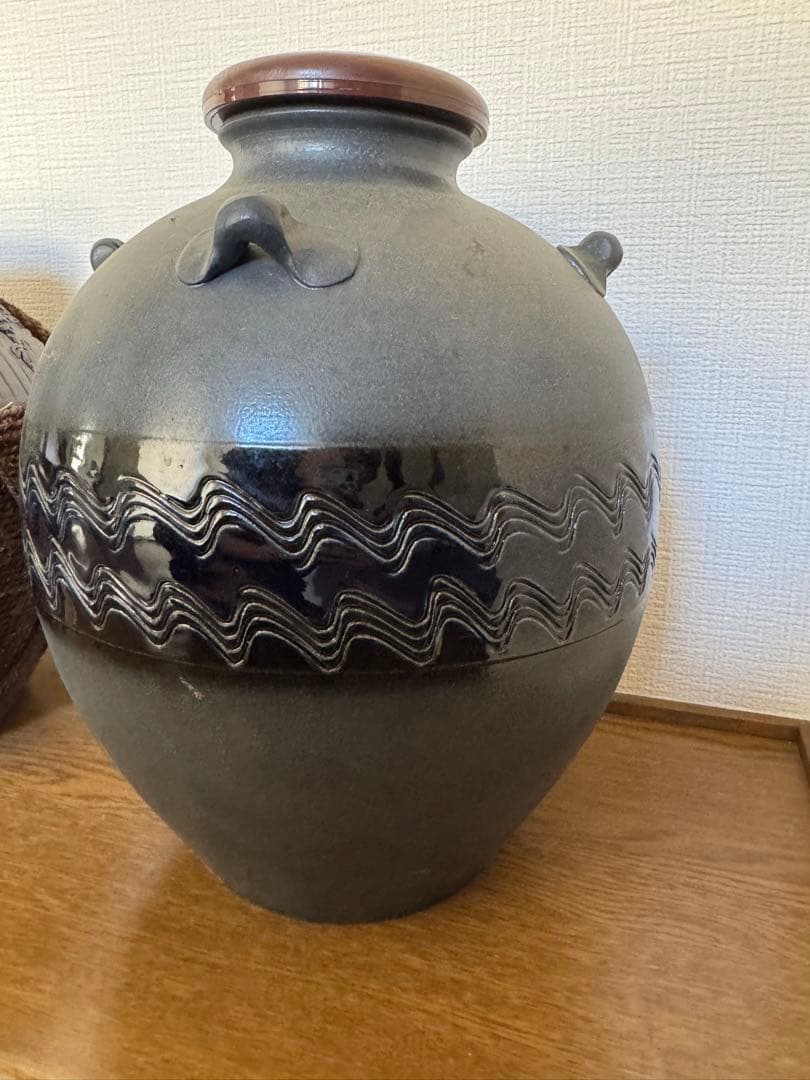 波状模様の陶器壺 木製蓋付き