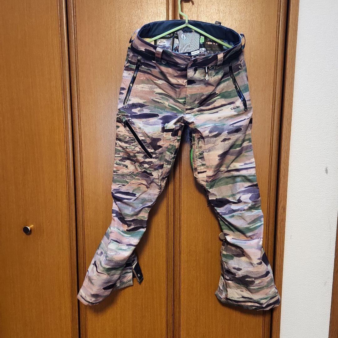 VOLCOMゴアテックス青いフード付きジャケットと迷彩パンツセット