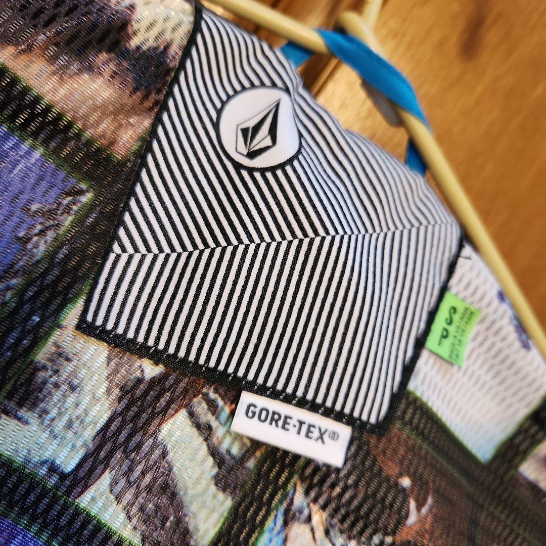 VOLCOMゴアテックス青いフード付きジャケットと迷彩パンツセット