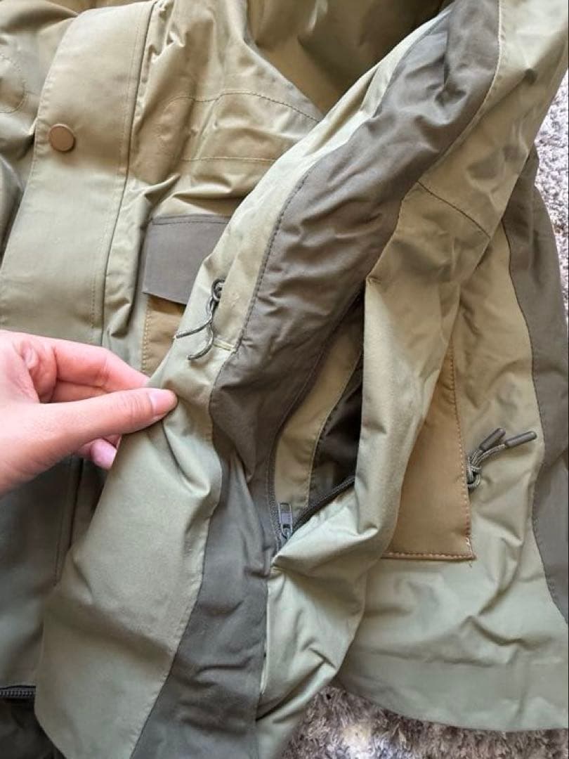 Burton ウィメンズ スノーボードジャケット 防水フード付き カーキ 多機能