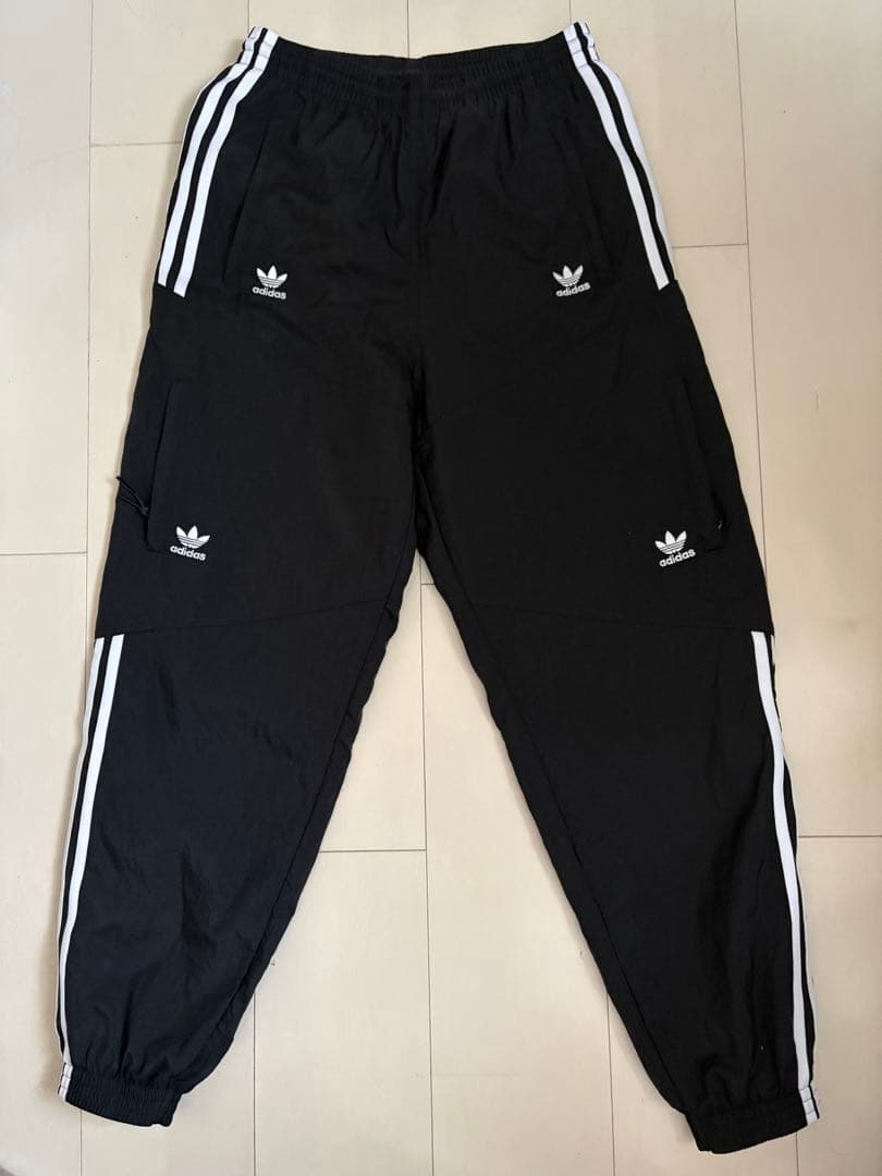 adidas アディカラークラシックス Disrupted アイコンセットアップ