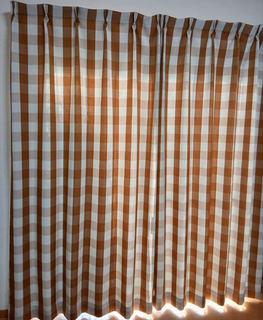 茶系オレンジ色と白のギンガムチェックカーテン