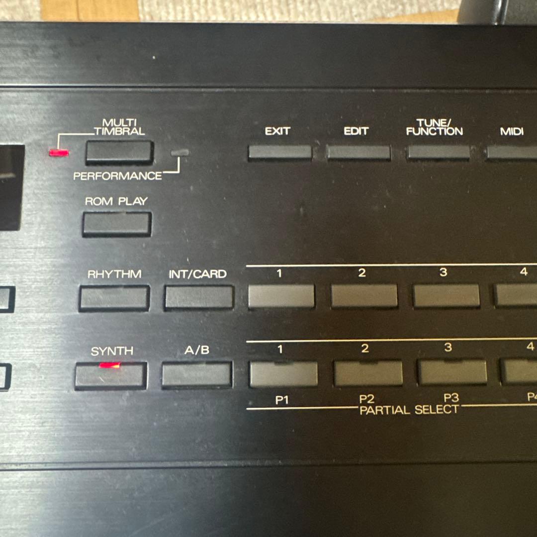 ROLAND D-10 マルチティンバー シンセサイザー