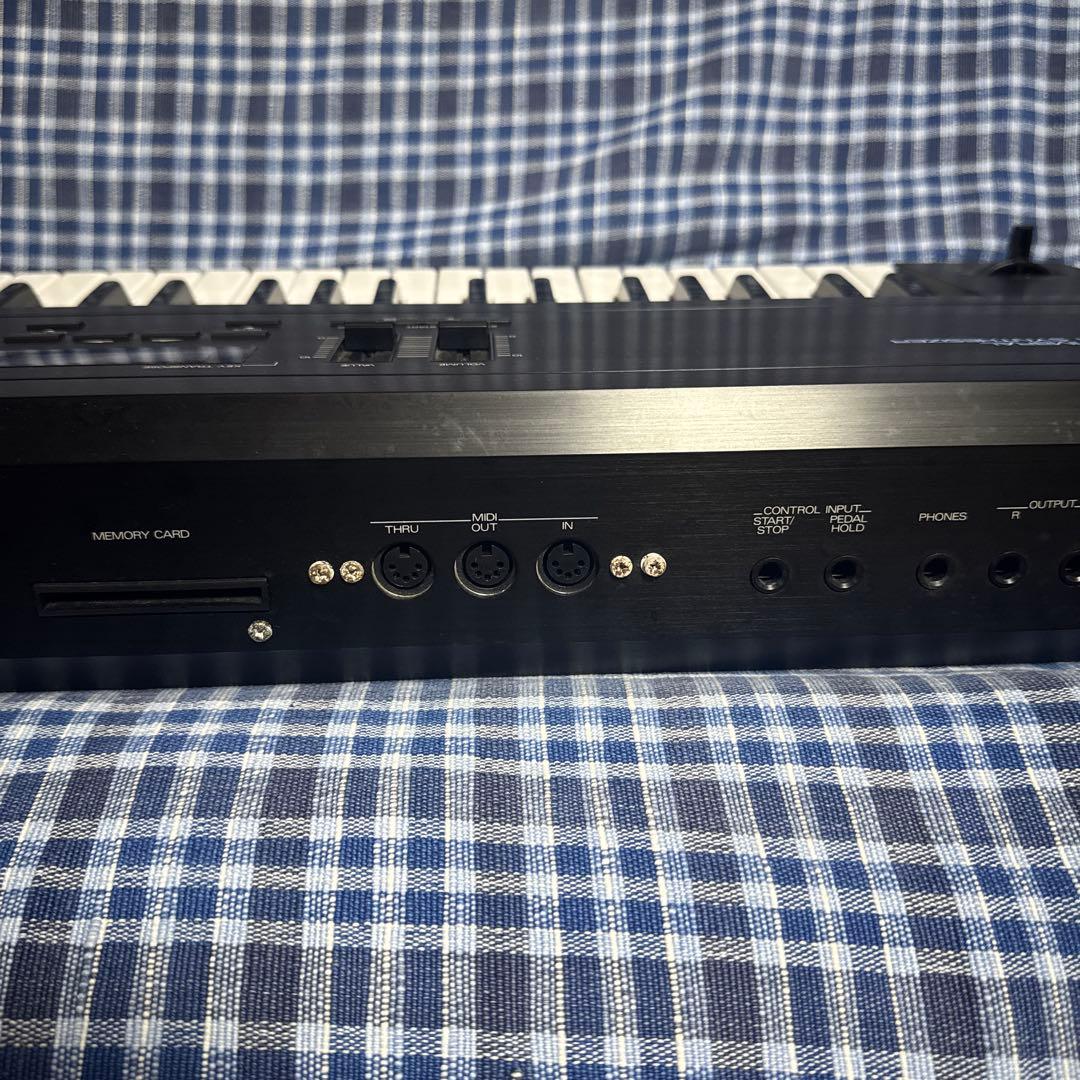 ROLAND D-10 マルチティンバー シンセサイザー