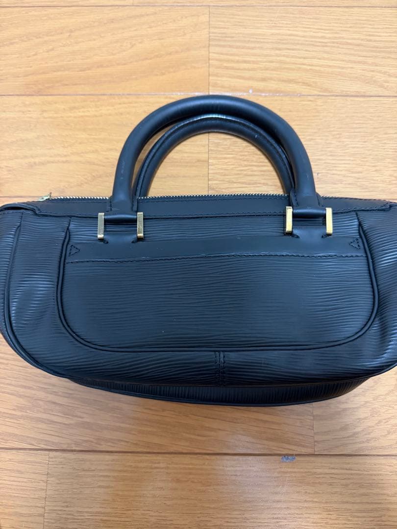 ブラックエンボス加工ハンドバッグ