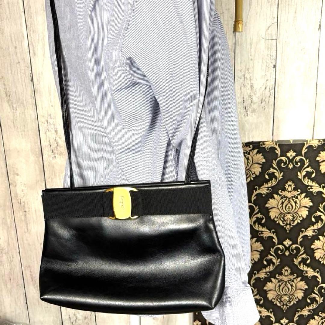 【美品】サルヴァトーレフェラガモ ヴァラリボン ミニショルダーバッグ レザー