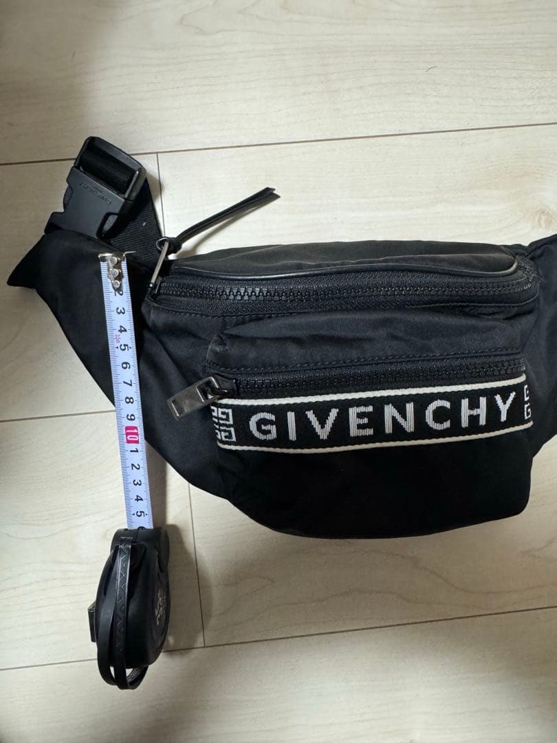 GIVENCHY 黒 ボディバッグ